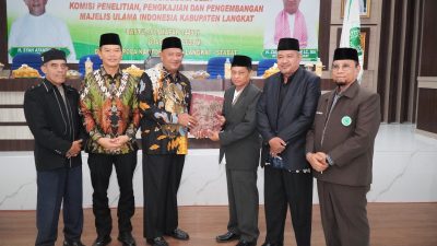 Buka Dialog Publik MUI Langkat, Plt Bupati Peran Agama Penting Bagi Kehidupan Manusia