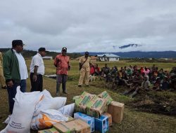 Kapolri Salurkan 264,7 Ton Beras dan 1.500 Sembako untuk Warga Papua Terdampak Kekeringan dan Kelaparan
