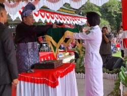 Peringati HUT ke – 78 RI di Langkat, Syah Afandin Ajak Masyarakat Mewujudkan Indonesia Emas di 2045, Serahkan Penghargaan 12 ASN