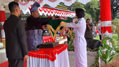 Peringati HUT ke – 78 RI di Langkat, Syah Afandin Ajak Masyarakat Mewujudkan Indonesia Emas di 2045, Serahkan Penghargaan 12 ASN