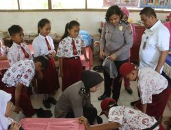 Polres Langkat Bagikan Buku, Alat Tulis dan Sepatu di Sekolah