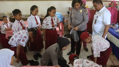 Polres Langkat Bagikan Buku, Alat Tulis dan Sepatu di Sekolah