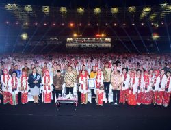 Presiden Jokowi Saksikan Pemecahan Rekor Dunia 15 Ribuan Bermain Angklung Bersama di Jakarta