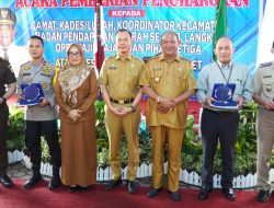 Serahkan Penghargaan Pencapaian PAD, Plt Bupati : Langkat Masih Banyak Didemo dengan Kondisi Jalan dan Sekolah yang Tidak Layak