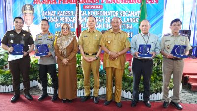 Serahkan Penghargaan Pencapaian PAD, Plt Bupati : Langkat Masih Banyak Didemo dengan Kondisi Jalan dan Sekolah yang Tidak Layak