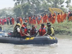Pj Gubernur Sumut Bersama KASAD Gotong Royong Bersihkan Sungai Deli