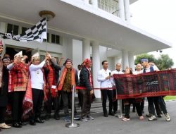 Dukung Ditetapkan Hari Ulos Nasional, Pj Gubernur Sumut Lepas Ulos Sepanjang 1.000 Meter untuk Dibentangkan di Monas Jakarta