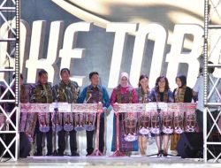 Ribuan Pengunjung Hadiri Lake Toba Fashion Week & Agriculture 2023 di Humbahas, PJ Gubernur Hassanudin Sebut Kekayaan Sumut Hebat