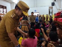 Pj Gubernur  Sumut Tinjau Korban Banjir Bandang di Samosir
