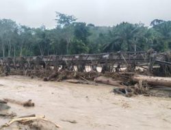 Banjir Bandang Terjang Satu Unit Jembatan di Bahorok