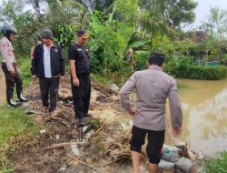 Antisipasi Banjir Meluas, Polsek Tanjungpura Bantu Membuat Tanggul