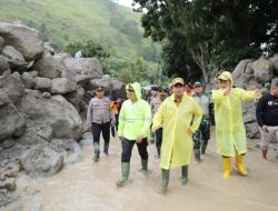 Tinjau Banjir Bandang Humbahas, Pj Gubernur  Sumut: Tim SAR Gabungan Akan Terus Lakukan Pencarian 11 Korban