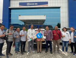 Pinca BRI Tarutung Serahkan Hadiah Mobil untuk Pemenang Simpedes dari Unit Siborong borong
