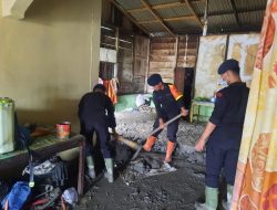 Polisi Bantu Bersihkan Rumah Warga Terdampak Longsor di Humbahas