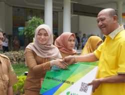 Syah Afandin Serahkan 627 BPJS untuk Operator Sekolah dan Kecamatan