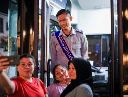 Warga Antusias Naik Bus Listrik di Medan