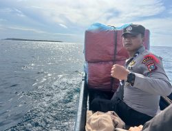 Beredar Video Polisi Terombang- ambing bersama Pengemudi Sampan Bawa Kotak Surat Suara Pemilu 2024