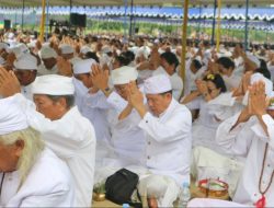 Ribuan Umat Hindu Hadiri Tawur Agung di Candi Prambanan