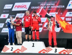 Pj Gubsu Serahkan Piala Juara F1 Powerboat Danau Toba 2024