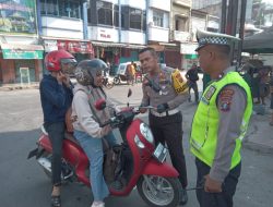 Satlantas Polres Langkat Bagikan Brosur Tertib Berlalu Lintas