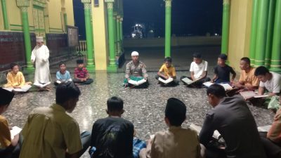 Bhabinkamtibmas Polres Langkat Guru Mengaji di Masjid Azizi