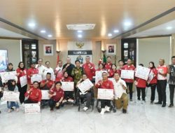 Pj Gubsu Beri Tali Asih Rp 3,1 M Atlet Penyandang Disabilitas Berprestasi di Asian dan Asean Paragames 2023
