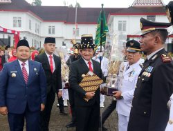 Serahkan Tunggul Kecamatan Terbaik Kategori Kabupaten, Pj Gubsu: Motivasi Bagi Para Bupati dan Camat