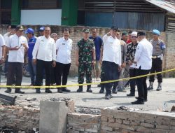 Pj Bupati Langkat Tinjau dan Serahkan Bantuan Korban Kebakaran di Padang Tualang