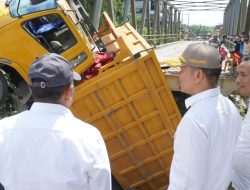 Kadis PUPR Provsu dan Pemkab Tinjau Jembatan Sei Air Tenang yang Amblas di Langkat, Akan Dibangun Jembatan yang baru Berbiaya Rp 20 M