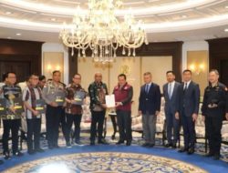Polri Terima Penghargaan dari PM Thailand Tangkap Buronan Chaowalit