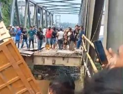 Jembatan Sei Air Tenang Batang Serangan Amblas, 1 Truk Terperosok