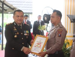 Kapolres Langkat Pimpin Upacara HUT ke-78 Bhayangkara,Serahkan Penghargaan Personel Berprestasi