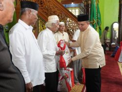 Pj Bupati Langkat Faisal Hasrimy Sholat Jumat dan bagi Sembako Presiden RI di Masjid Azizi