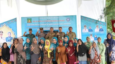 Ketua TP PKK Langkat Serahkan Bantuan Sembako dari Presiden RI kepada Kaum Dhuafa