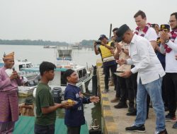 Pj Bupati Langkat Faisal Hasrimy Resmikan Boat Sekolah dari Yagasu: Tingkatkan Akses Pendidikan di Pulau Kampai