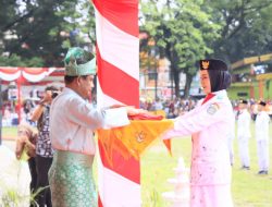 Meski Hujan Upacara HUT ke 79 RI di Binjai Khidmat, Wali Kota  Beri Penganugerahan Satyalancana Karya Satya kepada 105 ASN