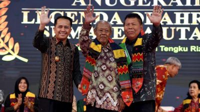 Pj Gubernur Agus Fatoni Beri Penghargaan Para Legenda Olahraga Sumut