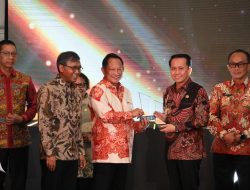 Pj Gubernur Agus Fatoni Terima Penghargaan Kinerja Terbaik dari Mendagri