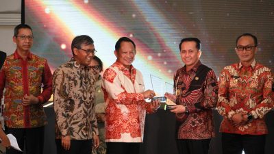 Pj Gubernur Agus Fatoni Terima Penghargaan Kinerja Terbaik dari Mendagri
