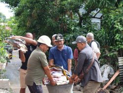 Pemko Binjai dan Warga Bersihkan Sisa Banjir