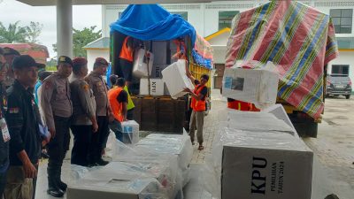 Polsek Tanjungpura Kawal Pergeseran Kotak Suara Pilkada 2024 dari PPK ke Gudang KPU