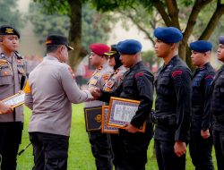 Kapolda Sumut Beri Penghargaan Personel Polri Berdedikasi Luar Biasa Hadapi Bencana Banjir