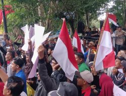 Warga Tanjungpura Unjukrasa DPRD Langkat Minta Perbaikan Jalan