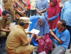 Wali Kota dan Wakil Wali Kota Binjai Serahkan Bantuan Korban Kebakaran Rumah di Sukaramai