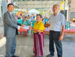 Mantan Bupati Taput Toluto Hibur dan Bantu Warga Korban Kebakaran di Muara