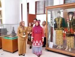 Harlah Teater Garis Lurus, Ketua TP PKK Langkat Ny. Endang Kurniasih Serahkan Beasiswa, Dorong Generasi Seni Berprestasi