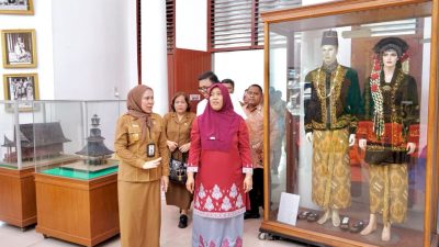 Harlah Teater Garis Lurus, Ketua TP PKK Langkat Ny. Endang Kurniasih Serahkan Beasiswa, Dorong Generasi Seni Berprestasi