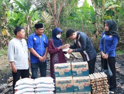 Prihatin Pungut Beras Sisa Korban Kebakaran, Ricky Anthony Berikan Bantuan Pangan dan Tali Asih