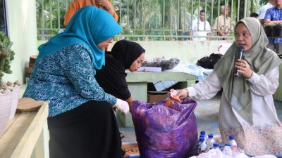 TP PKK Kota Binjai Serahkan Bantuan Sarana Bank Sampah