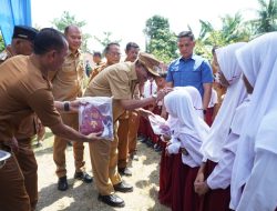 Bupati Syah Afandin Salurkan Bantuan 139 Ton Beras dan 180 Seragam Sekolah di Secanggang